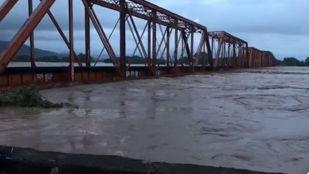 Desborda el río Acaponeta en Nayarit por Willa - acaponeta-rio