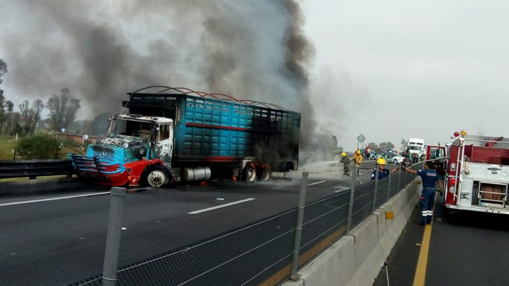 Choque de camiones provoca cierre en el Circuito Exterior Mexiquense