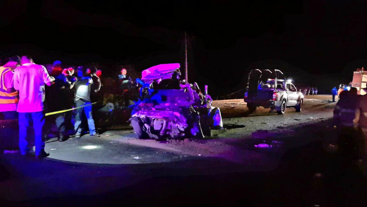 Choque entre taxi y autobús deja seis muertos en Guerrero
