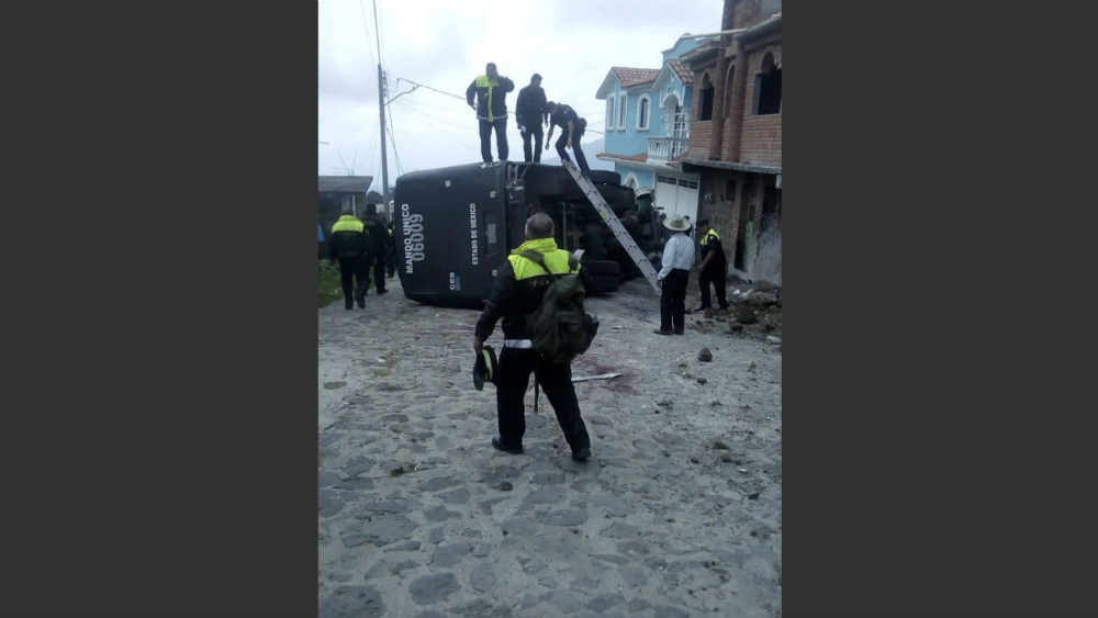 Accidente carretero deja siete policías mexiquenses heridos y uno muerto