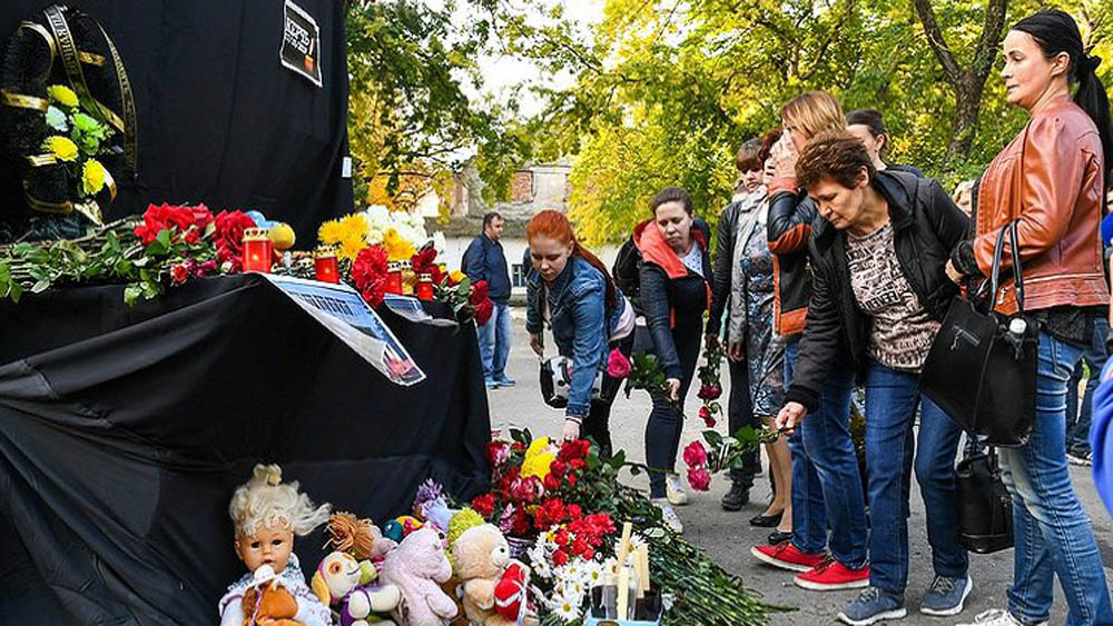 #Video Así fue la matanza en secundaria de Crimea - altar-dedicado-a-las-victimas-de-la-matanza-en-secundaria-de-kerch-crimea