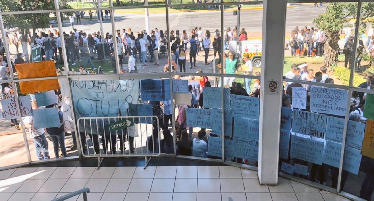 Comunidad estudiantil de la UdeG protesta por homicidio de alumna - alumnos-de-la-udeg-en-las-oficinas-de-la-semov-de-jalisco