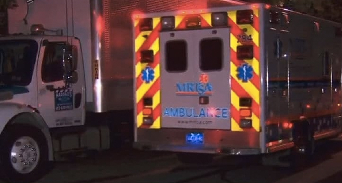 Muere integrante del equipo de película de Tom Hanks al caer de balcón - ambulancia