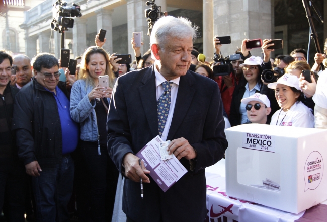 López Obrador vota en consulta ciudadana sobre NAIM - amlo-naim-voto-1
