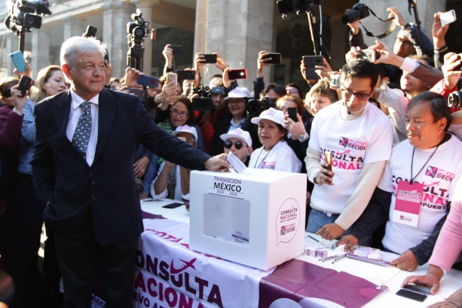Consulta va bien, pero corruptos y mañosos no la quieren: AMLO - amlo-naim-voto