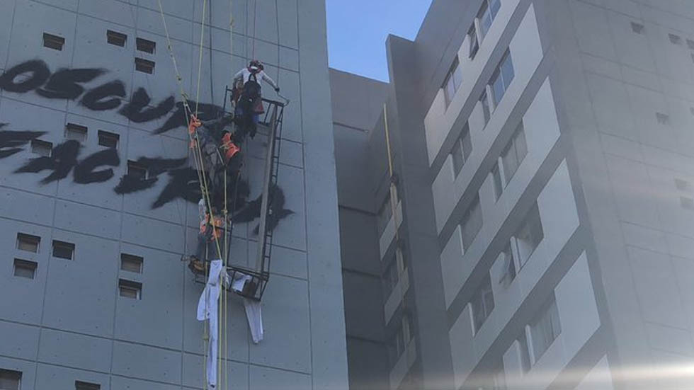 #Video Rescatan a trabajadores que quedaron colgando de andamio en la Roma - andamio-roma-norte-trabajadores-2