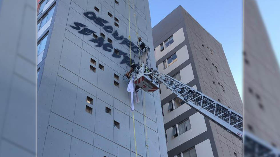 #Video Rescatan a trabajadores que quedaron colgando de andamio en la Roma