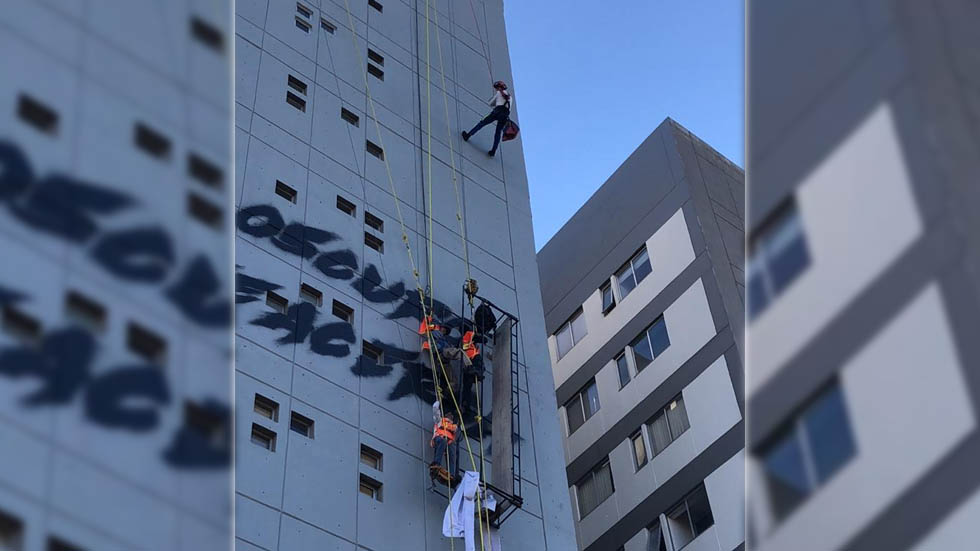 #Video Rescatan a trabajadores que quedaron colgando de andamio en la Roma - andamio-roma-norte-trabajadores-4