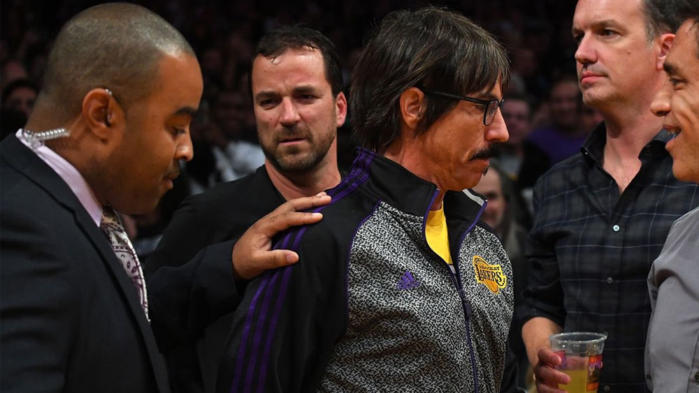 #Video Expulsan a Anthony Kiedis durante partido de la NBA
