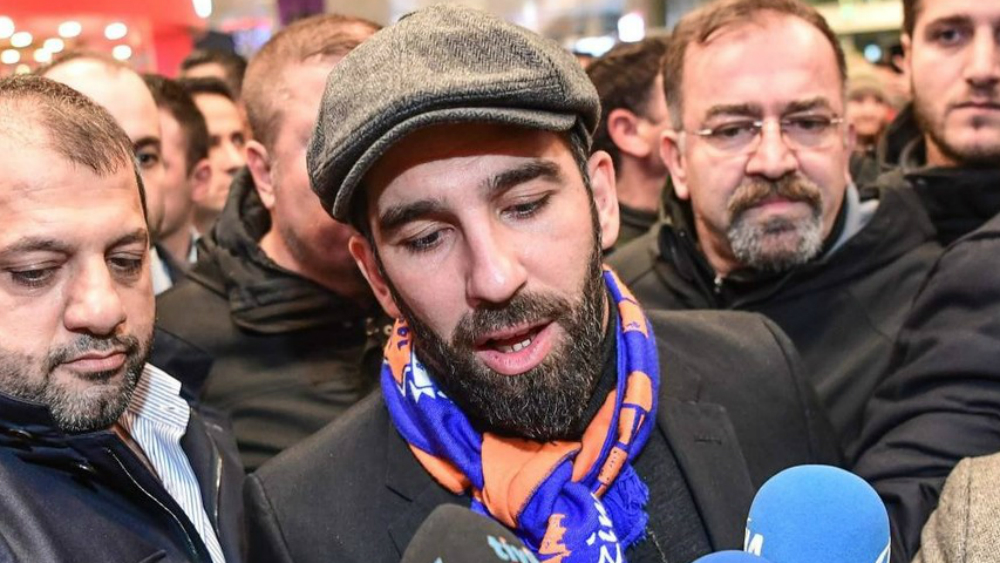 Futbolista Arda Turán le rompe la nariz a cantante turco