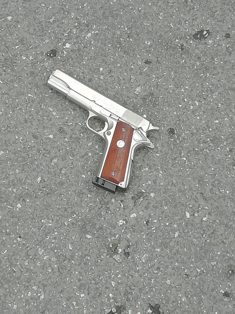 Presunto asaltante muere arrollado por ambulancia en Cancún - arma