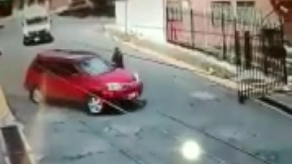 #Video Asaltan a conductor al entrar a su cochera en Coacalco