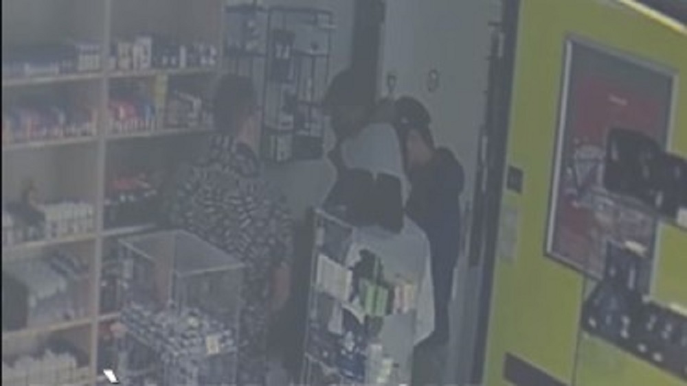#Viral Tendero pide a ladrones regresar más tarde y vuelven - asalto-a-tienda-de-cigarros