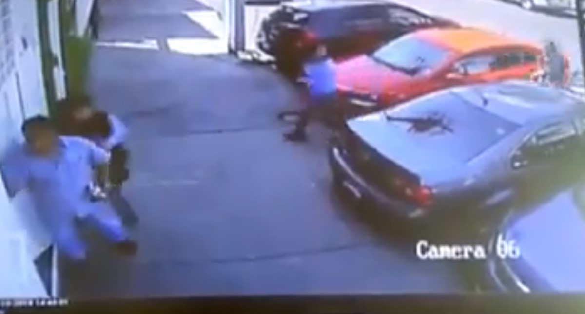 #Video Asaltan a personas afuera de domicilio en Azcapotzalco