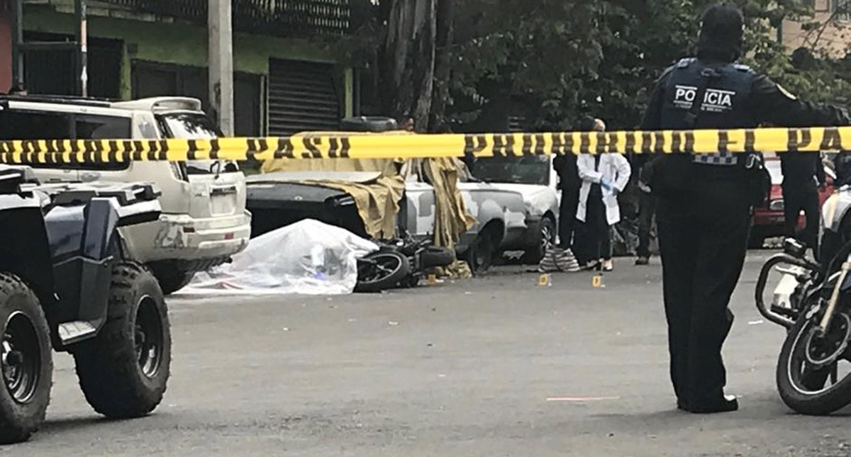 Asesinan a motociclista de ocho disparos en Coyoacán Asesinan a motociclista de ocho disparos en Coyoacán