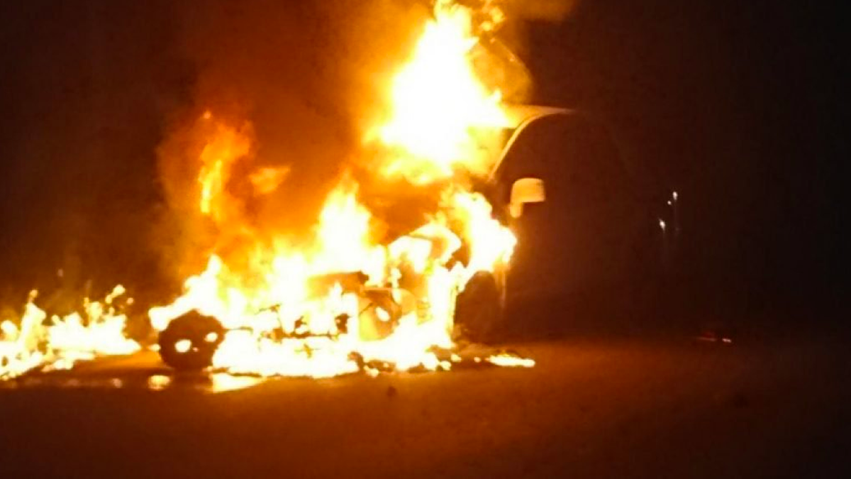 Queman auto en Acapulco con persona decapitada en su interior