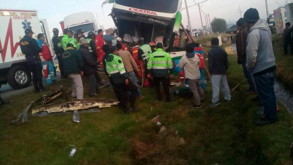 Caída de autobús a barranco en Perú deja 10 muertos