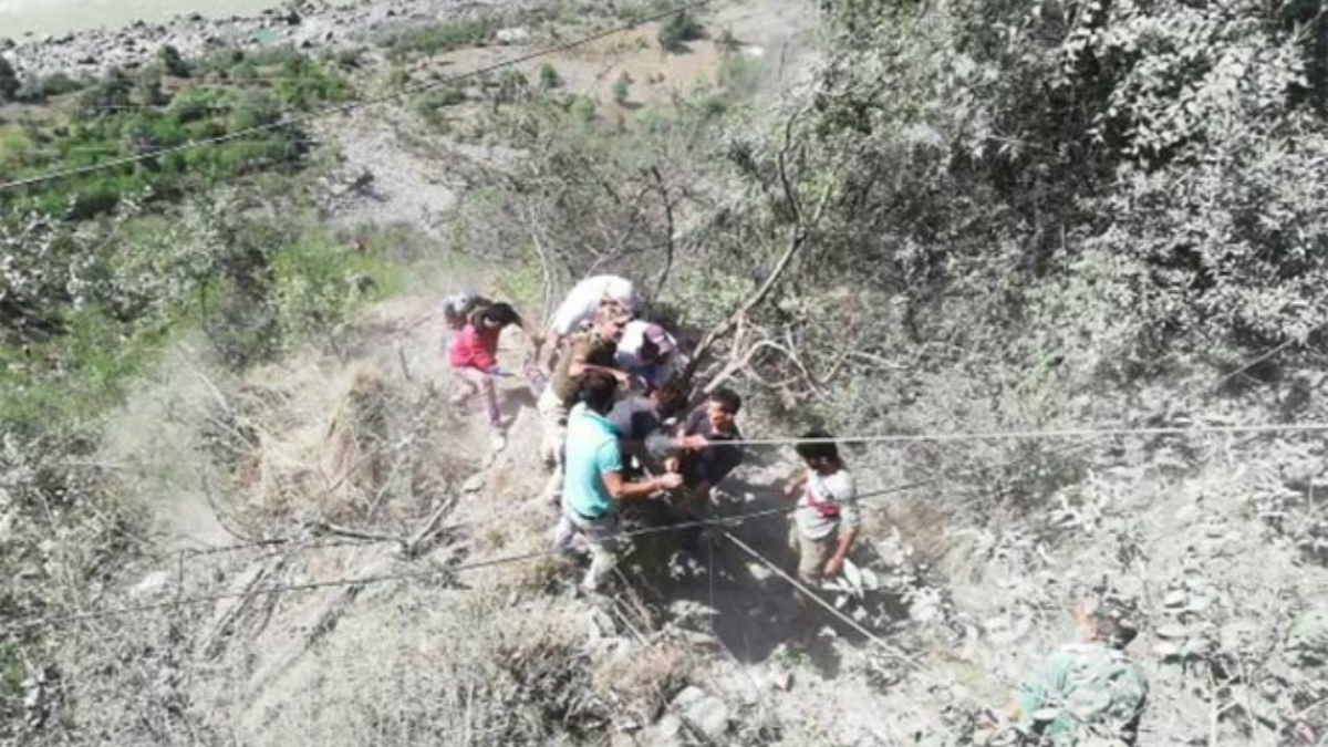 Mueren al menos 22 personas al caer autobús por barranco en India