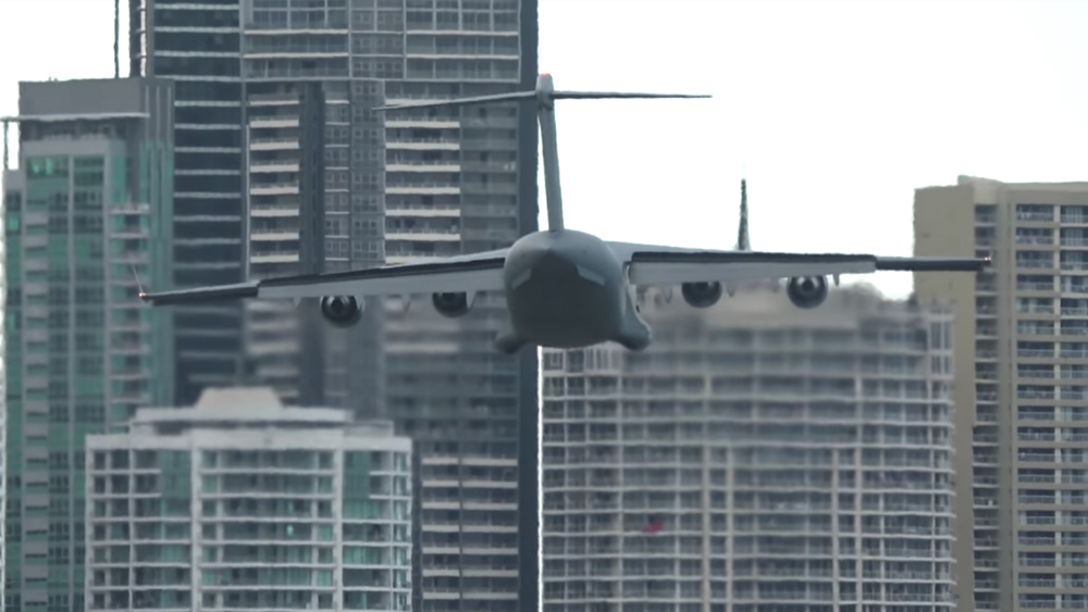 #Video El temerario vuelo de un avión militar en Australia