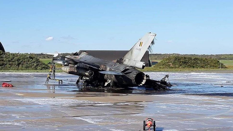 Técnico dispara accidentalmente cañón de F-16 e incendia otro avión