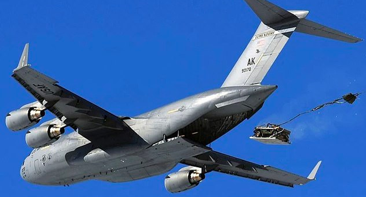 Avión militar de EE.UU. arroja Humvee de tres toneladas por error