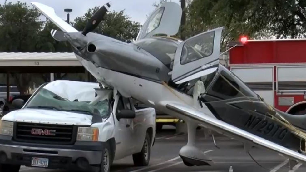 #Video Avión con paracaídas se estrella en estacionamiento de Texas - avion-paracaidas-texas-2