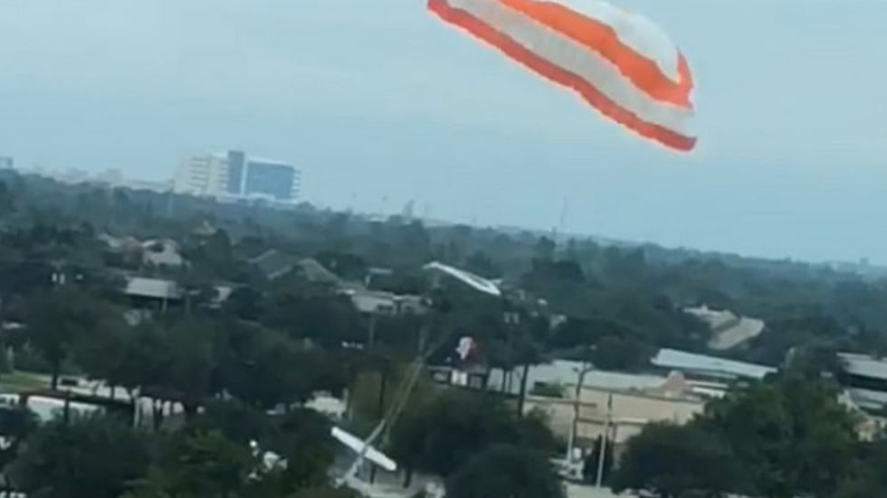 #Video Avión con paracaídas se estrella en estacionamiento de Texas