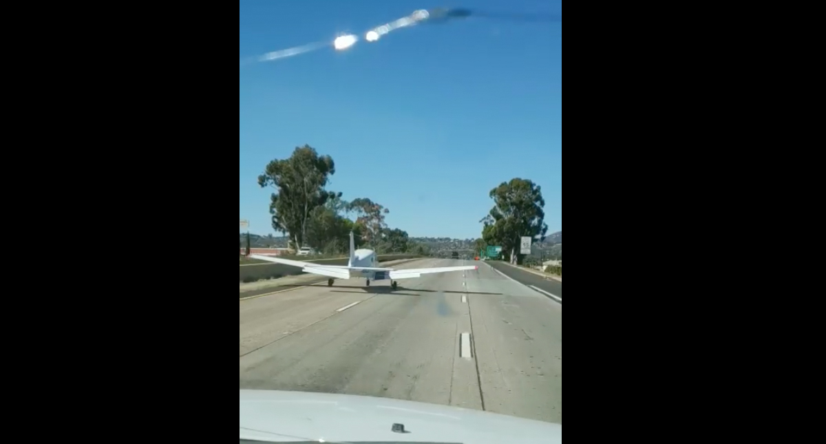 #Video Avión pequeño aterriza en autopista en San Diego