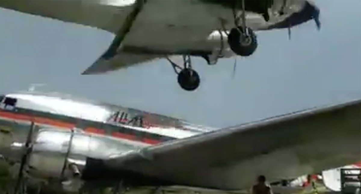 #Video Avión aterriza muy cerca de otra aeronave en Colombia