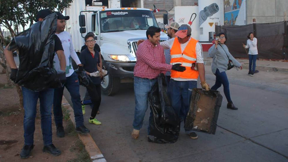 Alcalde en Zacatecas sale a recolectar basura - ayuntamiento-guadalupe-zacatecas-recoleccion-basura-julio-cesar-chavez-padilla-2