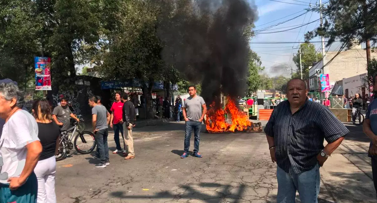 #Video Vecinos de Azcapotzalco se enfrentan a granaderos por desalojo