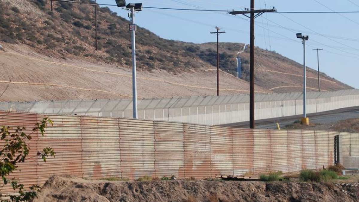 Concluye reemplazo de barda fronteriza en California