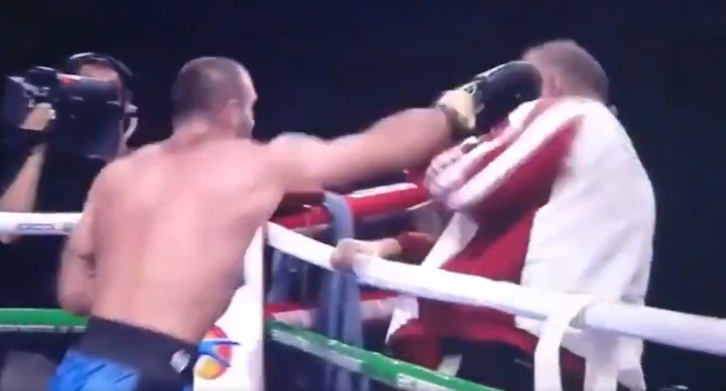 #Video Boxeador ruso golpea a su entrenador tras derrota