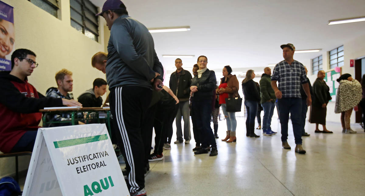 Inician elecciones en Brasil con Bolsonaro como favorito - brasilenos-esperando-turno-para-votar-por-su-proximo-presidente