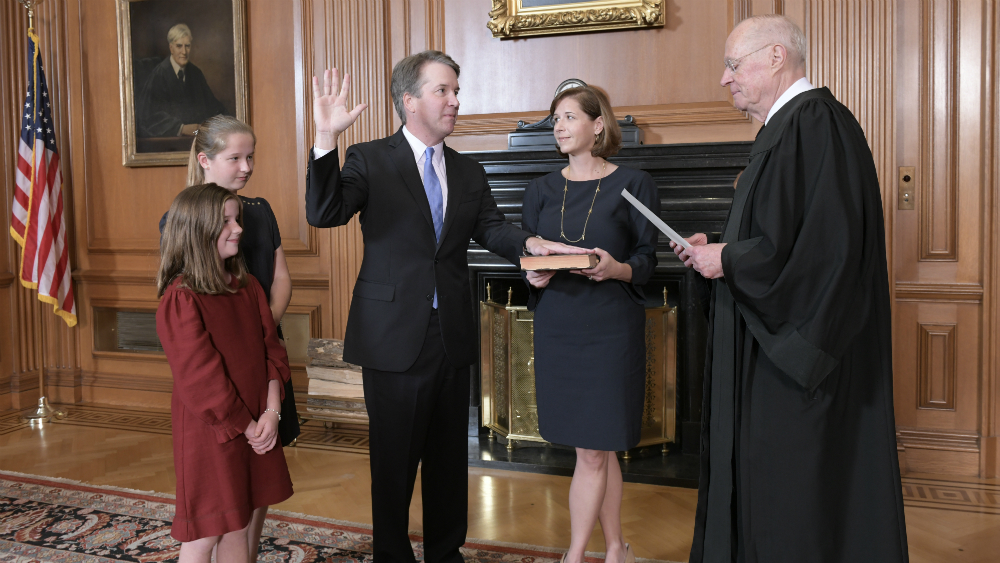 Trump continúa festejo por victoria de Kavanaugh en Corte Suprema - brett-kavanaugh-jura-suprema-corte