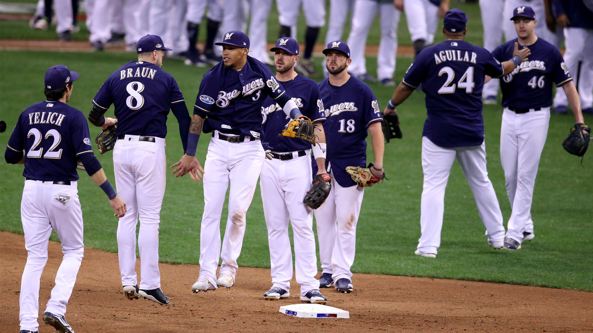 Cerveceros de Milwaukee logran sufrida victoria ante los Dodgers