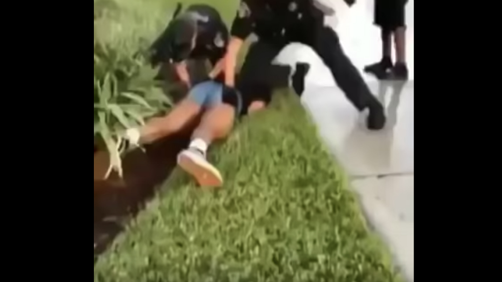 #Video Policías en EE.UU. someten y golpean a menor de 14 años