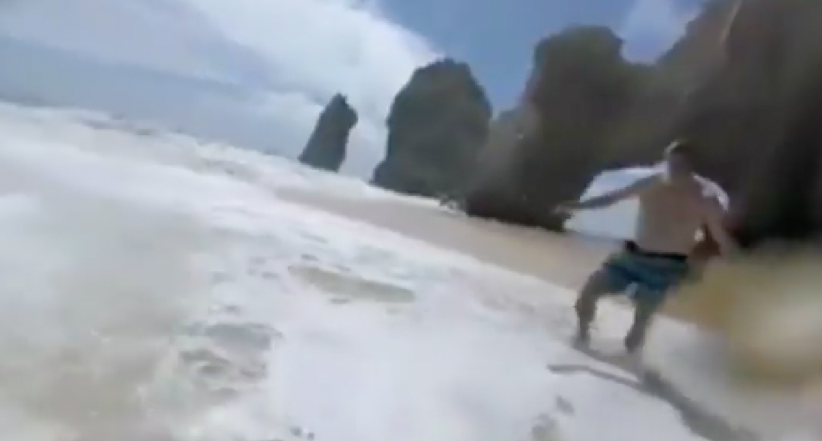 #Video Mar arrastra a pareja en Cabo San Lucas