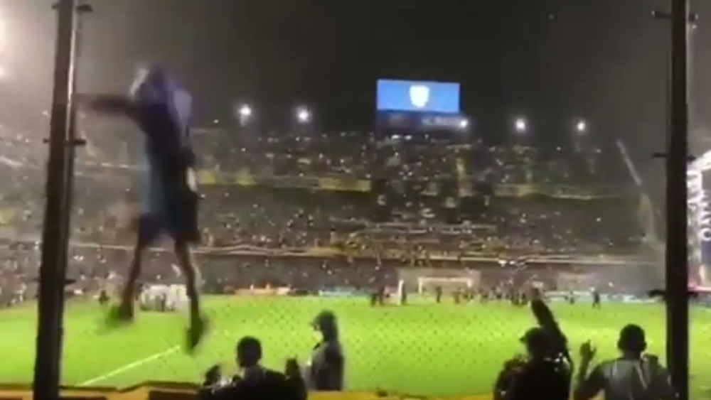 #Video Aficionado de Boca Juniors cae de reja en La Bombonera