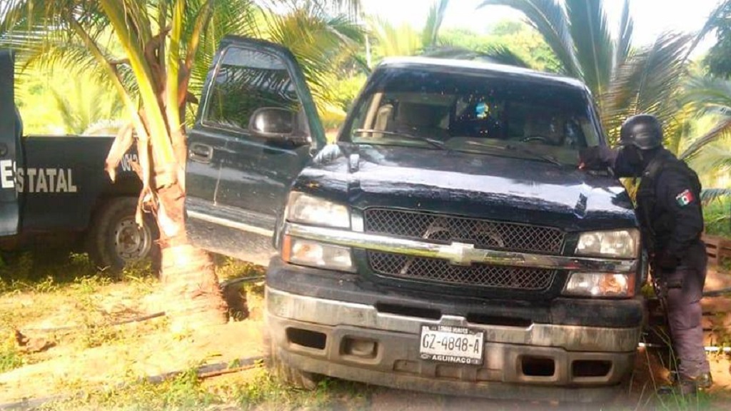 Detienen a presunto criminal "El pollo" con fusil AK-47 en Petatlán - camioneta-decomisada-en-pentatlan