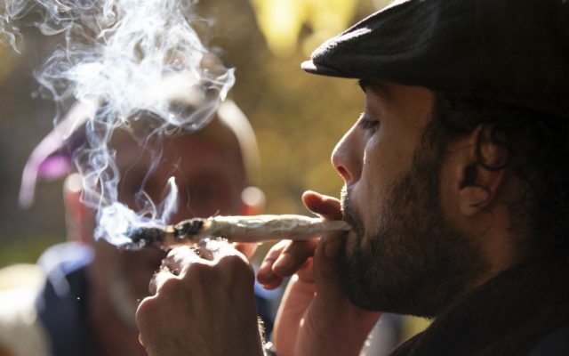 Legalización de la mariguana duplicó número de consumidores en Canadá - canada-mariguana-2-640x400