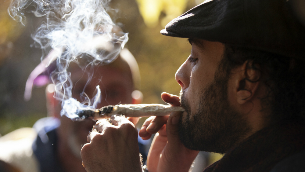 Agotan mariguana en Canadá el día de su legalización
