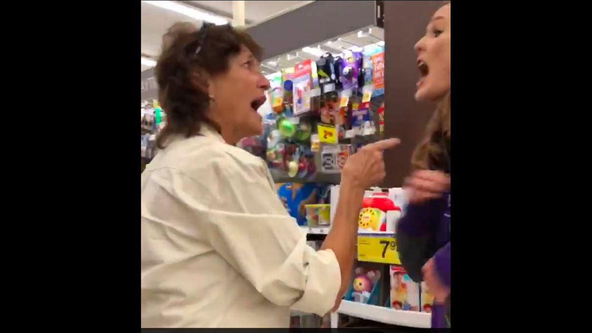 #Video Mujer defiende a dos latinas de ataque racista