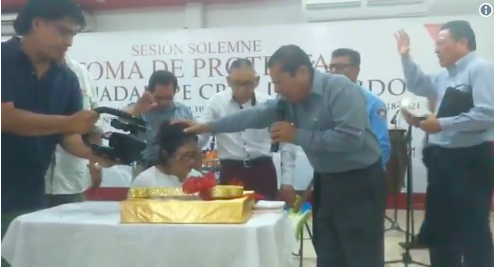 Alcaldesa de Centla, Tabasco rinde protesta con un pastor