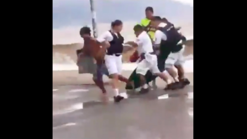 #Video Surfista huye de la policía en Puerto Vallarta