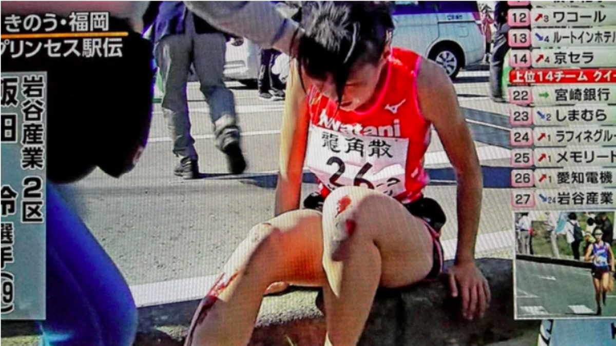 #Video Relevista continúa carrera gateando tras fracturarse la pierna