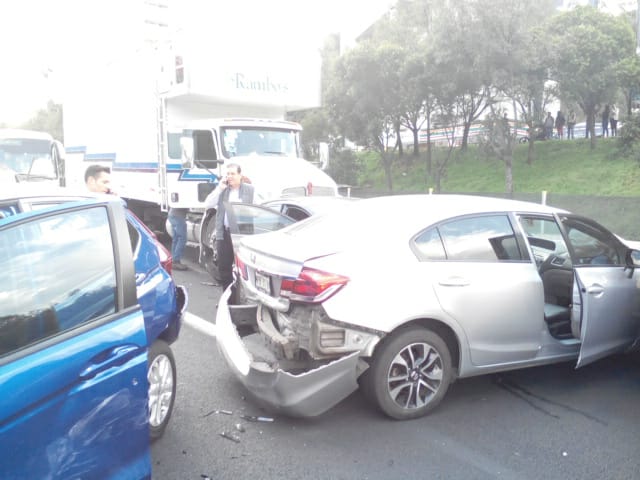 Carambola de 10 vehículos en Puerta Santa Fe - carambola2