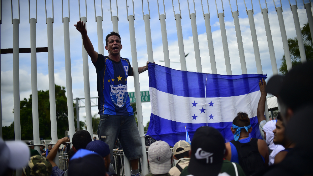 Agradece Trump a México por bloquear la caravana migrante