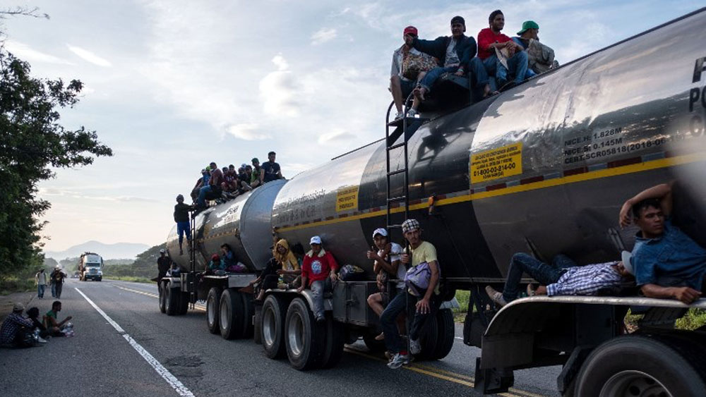Caravana migrante avanza hacia Niltepec, Oaxaca