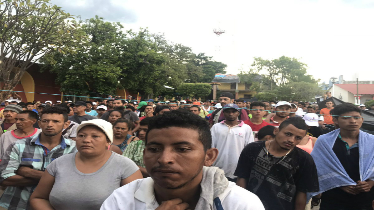 Caravana migrante pausa su marcha tras presunto robo de niño